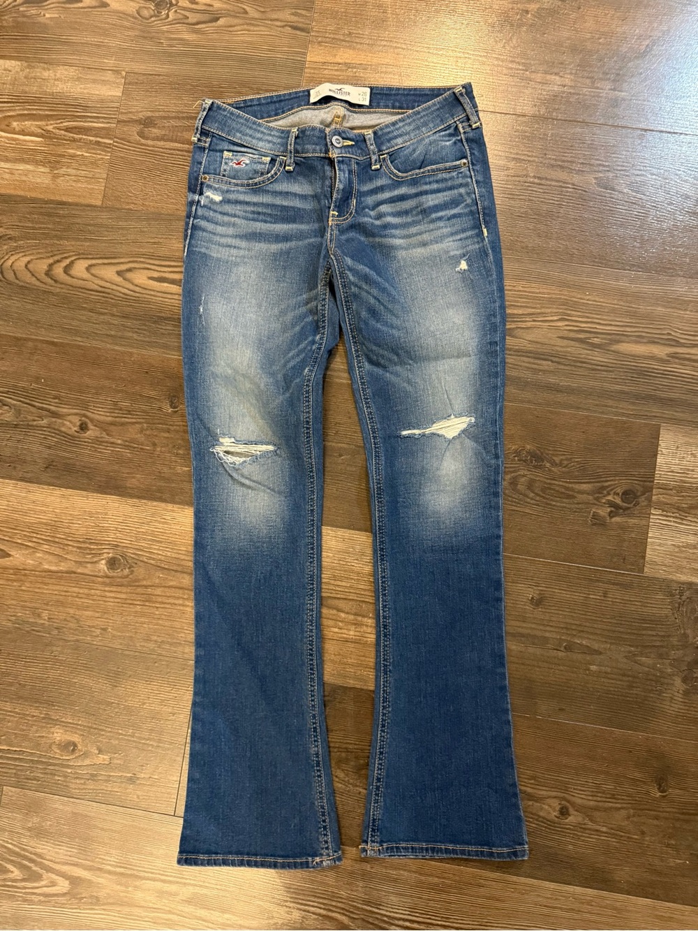 Women’s hollister 3s Distressed Blue Jeans 26 w 31L never worn